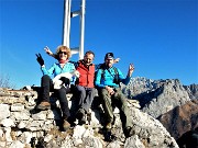 06 Alla croce di vetta dello Zucco Sileggio con vista in Grignone